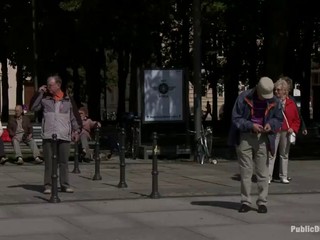 Ragazza nuda cammina in giro in un luogo pubblico mentre il capo la tiene #15