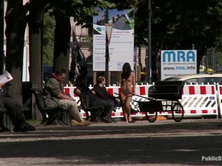Ragazza nuda cammina in giro in un luogo pubblico mentre il capo la tiene #25