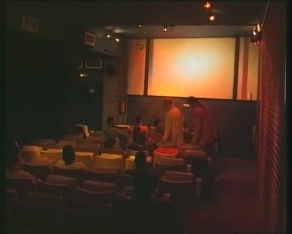 Scambisti in un cinema (sesso in pubblico in un cinema per adulti) #1