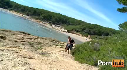 Una brunetta spagnola che prende tranquillamente il sole è scopata in spiaggia #1