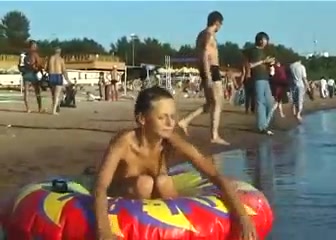 Una telecamera nascosta di un voyeur riprende una ragazza nuda in spiaggia #11