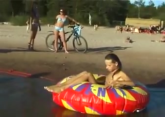 Una telecamera nascosta di un voyeur riprende una ragazza nuda in spiaggia #12