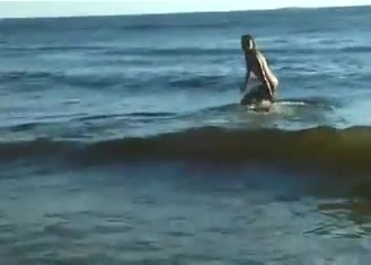 Una telecamera nascosta di un voyeur riprende una ragazza nuda in spiaggia #17