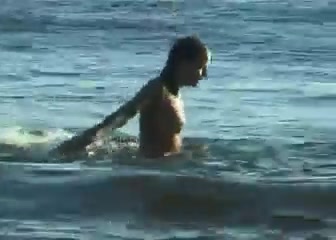 Una telecamera nascosta di un voyeur riprende una ragazza nuda in spiaggia #18