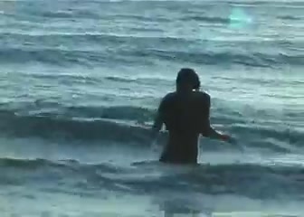 Una telecamera nascosta di un voyeur riprende una ragazza nuda in spiaggia #19