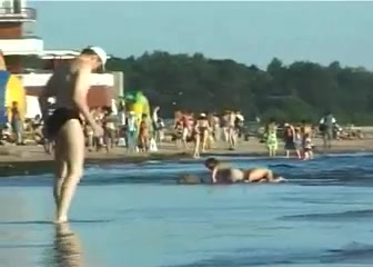 Una telecamera nascosta di un voyeur riprende una ragazza nuda in spiaggia #8
