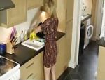 Una bionda si arrapa ed esce le tette in cucina #2