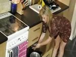 Una bionda si arrapa ed esce le tette in cucina #3