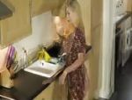 Una bionda si arrapa ed esce le tette in cucina #5
