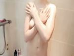Una dilettante sensuale gioca da sola sotto la doccia #11