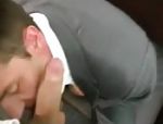 Un ragazzo si addormenta in ufficio e si ritrova sbocchinato #9