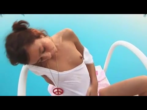 La bagnina Natasha si masturba direttamente alla piscina pubblica #8