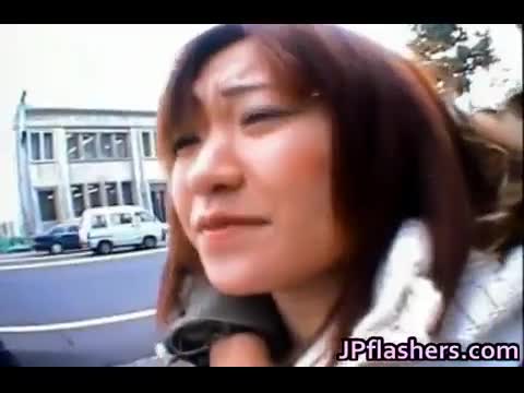 Giovane asiatica si fa molestare in mezzo alla strada #1