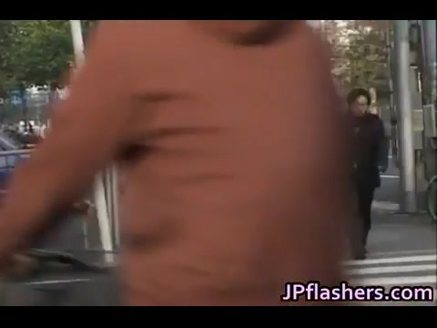 Giovane asiatica si fa molestare in mezzo alla strada #10