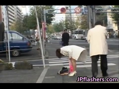 Giovane asiatica si fa molestare in mezzo alla strada #8