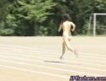 Ragazze asiatiche si spogliano nude in un campo, guardandosi #21