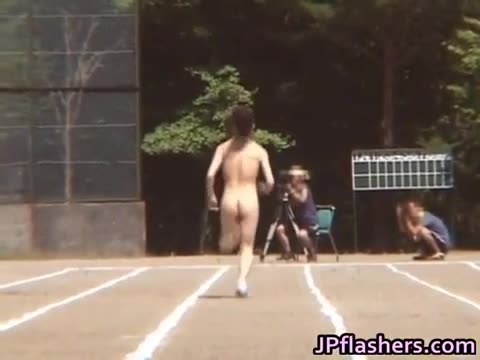 Ragazze asiatiche si spogliano nude in un campo, guardandosi #3