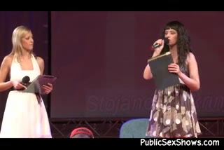 Dolce ragazza mora esibizionista si spoglia e si sditalina sul palco #7