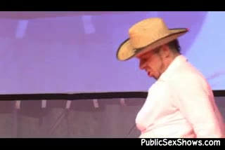 Spogliarellisti maschi si danno da fare davanti a queste mammine vogliose #6