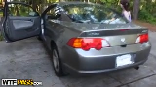 Fidanzatina si abbassa per succhiare in auto #18