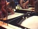 Coppia di amatori scopa e tromba in una vasca idromassagio jacuzzi sexy scena