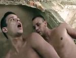 Una coppia di giovani ragazzi omosessuali scopano e godono nella giungla