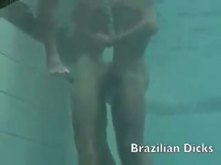 Tre giovani uomini gay si impalano e se lo succhiano a vicenda in piscina #13