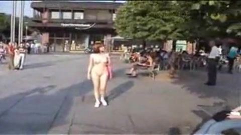 Idiota sexy giovane perde i suoi vestiti e si trova nuda spogliata all´improvviso #19