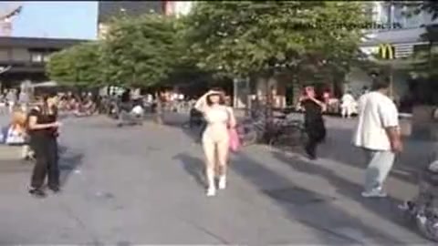 Idiota sexy giovane perde i suoi vestiti e si trova nuda spogliata all´improvviso #20