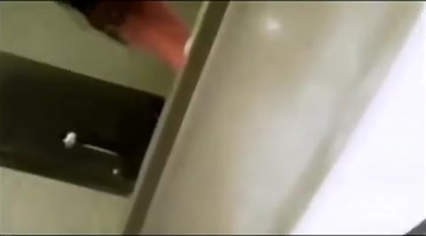 Una giovane coppia non resiste e vuole fare del sesso nella toilette dell'aeroporto #4