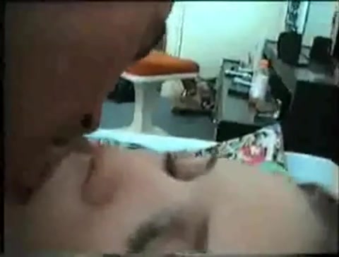 Video amatoriale fatto in casa con lesbiche che scopano un ragazzo #11