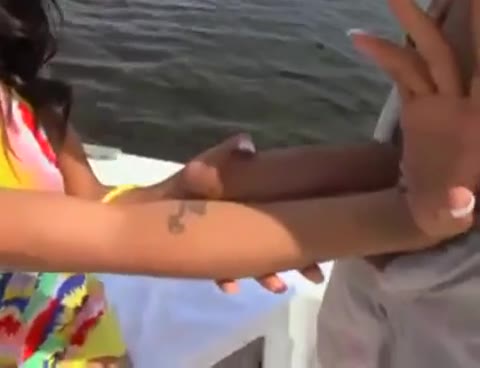 Ragazza in costume che scopa il suo ragazzo in barca sul fiume #2
