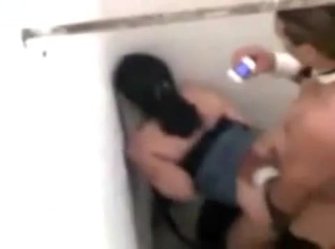 Una donna sposata si fa sbattere nel bagno di un club per stripper – Amatoriale #15