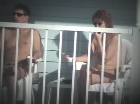 Filmato amatoriale di una coppia a cui piace mostrarsi nuda sul proprio balcone #1