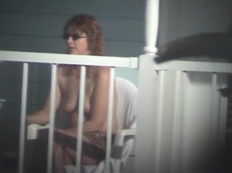 Filmato amatoriale di una coppia a cui piace mostrarsi nuda sul proprio balcone #12
