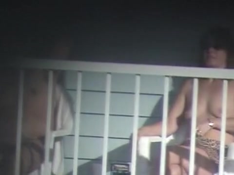 Filmato amatoriale di una coppia a cui piace mostrarsi nuda sul proprio balcone #14