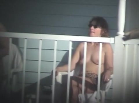 Filmato amatoriale di una coppia a cui piace mostrarsi nuda sul proprio balcone #18