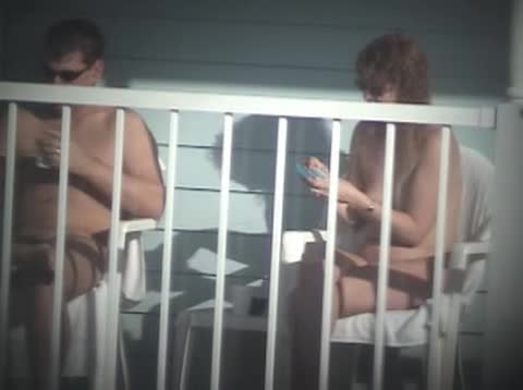 Filmato amatoriale di una coppia a cui piace mostrarsi nuda sul proprio balcone #2