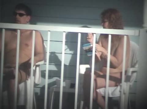 Filmato amatoriale di una coppia a cui piace mostrarsi nuda sul proprio balcone #3