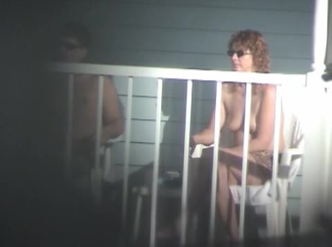 Filmato amatoriale di una coppia a cui piace mostrarsi nuda sul proprio balcone #9