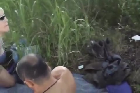 Una donna matura viene sorpresa da un uomo nel bosco mentre si masturba #17