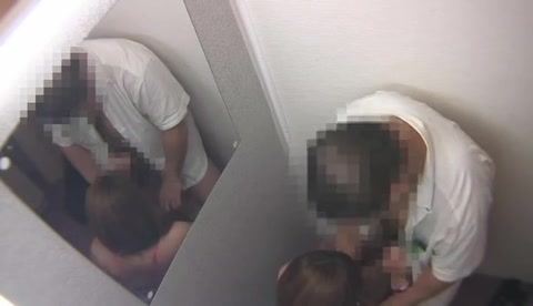 Una giovane ragazza giapponese sorpresa in camerino si appresta a fare un pompino #16