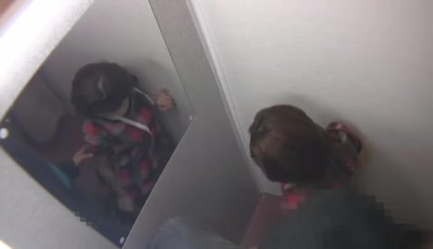 Una giovane ragazza giapponese sorpresa in camerino si appresta a fare un pompino #3