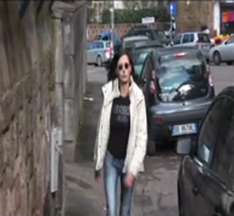 La bionda Veronica Belli indossa sexy calze a rete nere mentre scopa #4