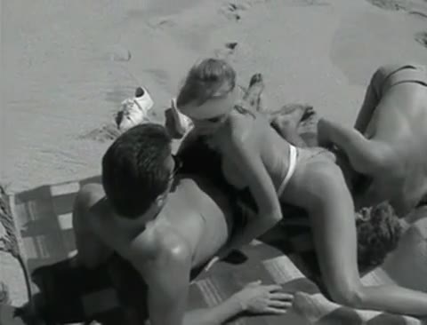 Bella tettona bionda si fa trombare da due uomini sulla spiaggia #4