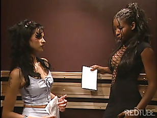 Sesso lesbico interraziale nell'ascensore