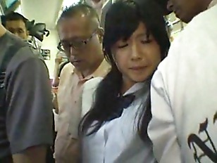 Innocente studentessa partecipa ad una gangbang sul treno #7