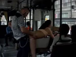 Sesso in pubblico sul bus affollato #3