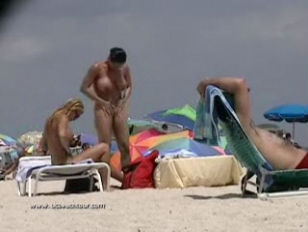 Tettona sexy avvistata sulla spiaggia nudista #7