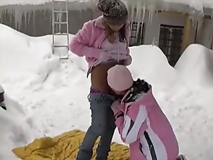 Ragazze arrapate lesbiche sulla neve #1